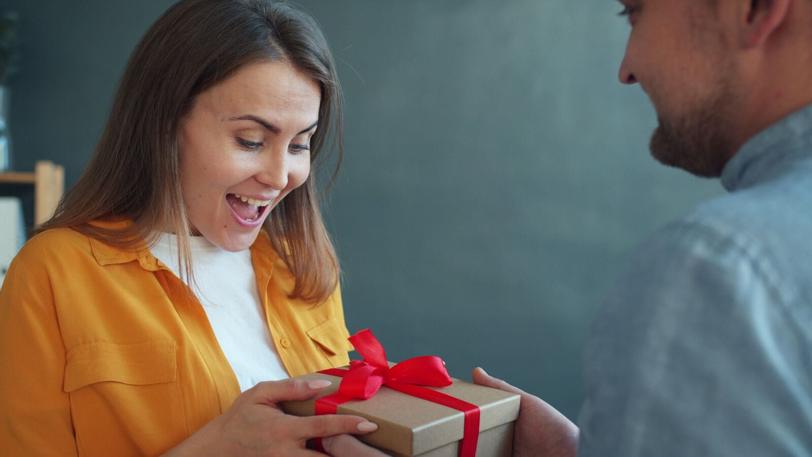 Geburtstag-Geschenkübergabe an Freundin - Bild ist nicht von der KI generiert.